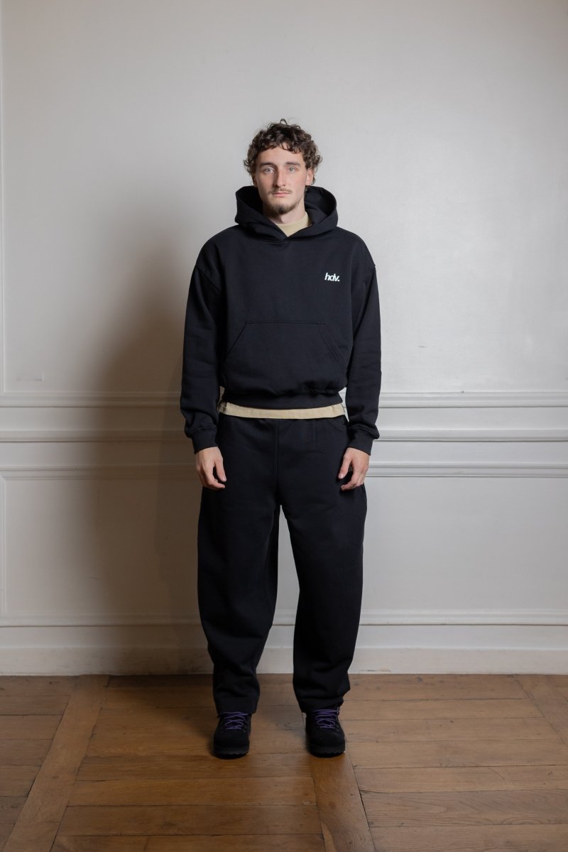 mannequin portant hdv hoodie essential noir coton biologique 450g coupe oversize raccourcie — photo 1
