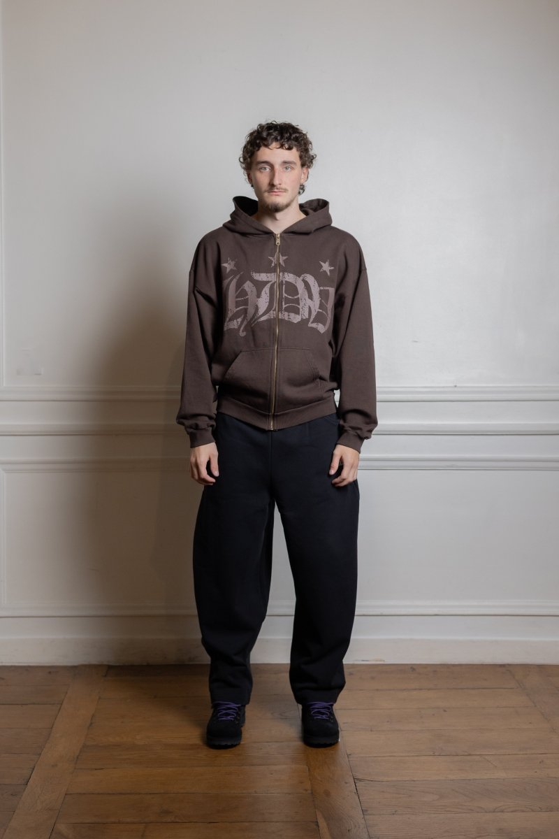 mannequin portant hdv sweat zippé marron coton biologique 460g coupe oversize boxy — photo 1