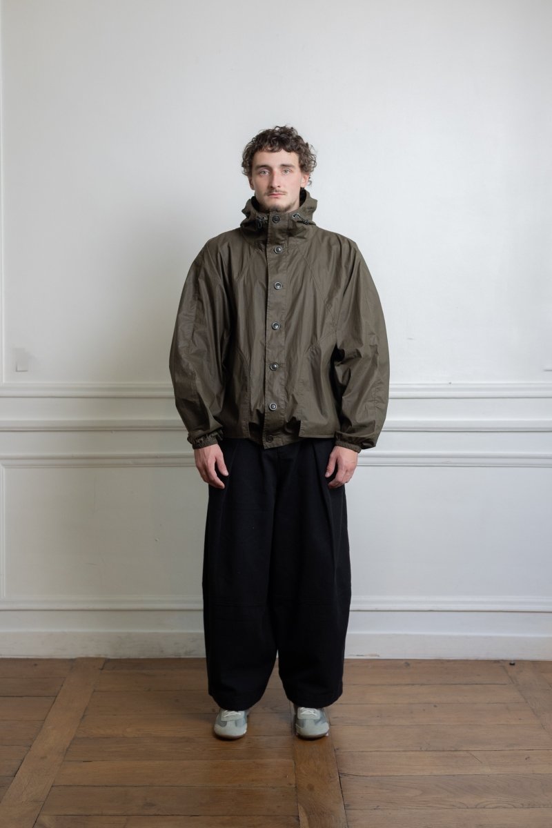 mannequin portant ymc bonehead hooded jacket dark green coton organique enduit coupe décontractée