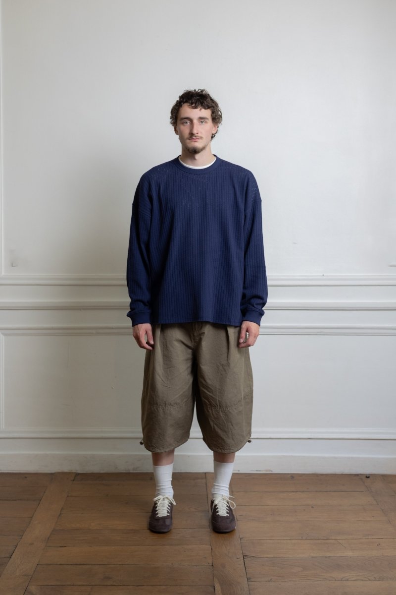 mannequin portant ymc studio sweatshirt navy jersey coton perforé coupe oversize loose