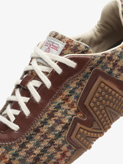 Merrell Relay Lace x Harris Tweed Dark Walnut, détail du tweed et de l'étiquette Harris Tweed