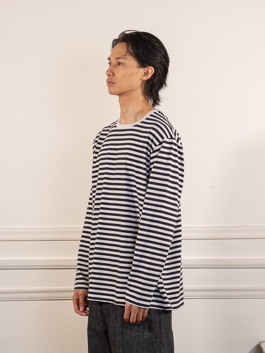 COOLMAX Stripe Jersey L/S Tee - Dark Navy x White - nanamica - vue de profil portée