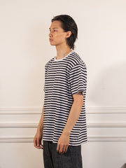 COOLMAX Stripe Jersey Tee - Dark Navy x White - nanamica - vue de profil portée