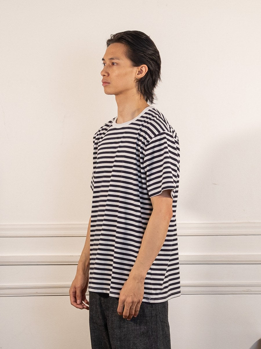 COOLMAX Stripe Jersey Tee - Dark Navy x White - nanamica - vue de profil portée