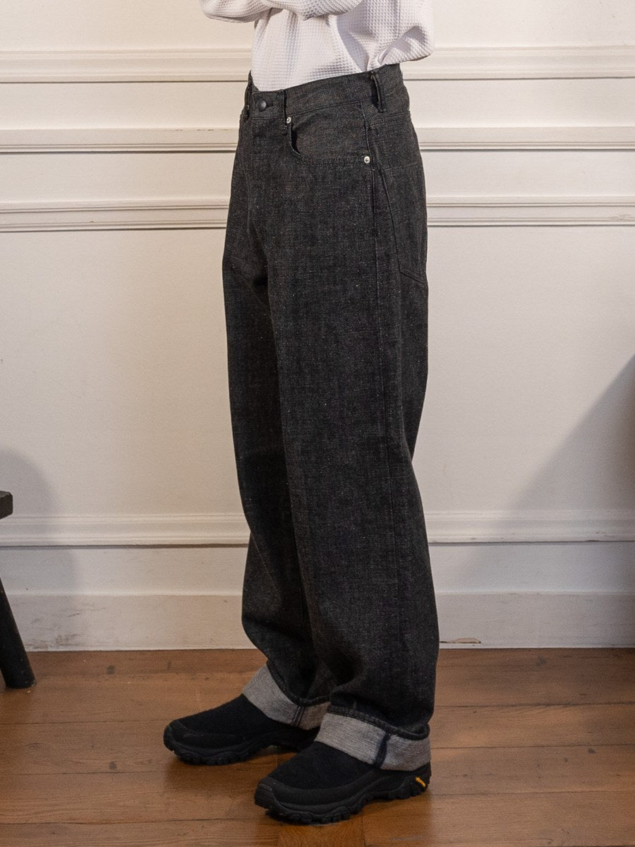 Selvage Denim Pants - Black - nanamica - vue de profil portée