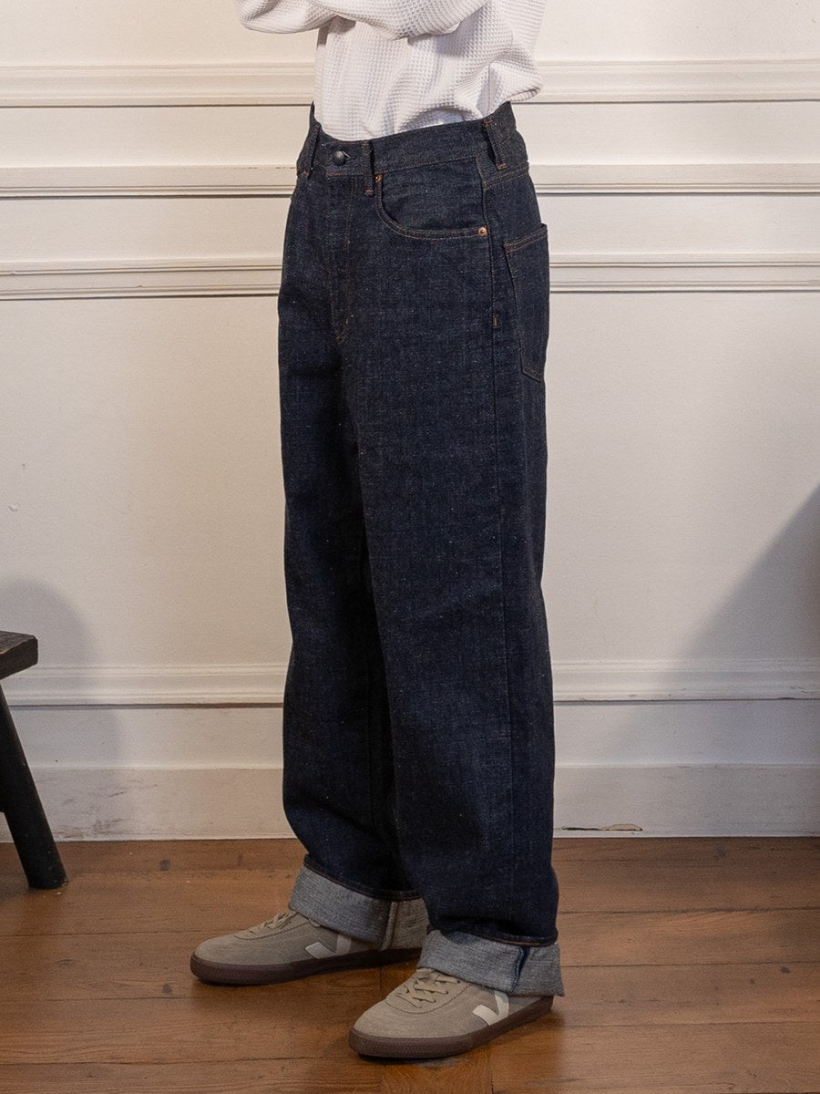 Selvage Denim Pants - Indigo - nanamica - vue de profil portée