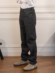 Selvage Denim Straight Pants - Black - nanamica - vue de profil portée