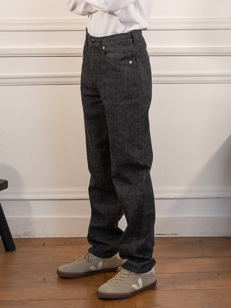 Selvage Denim Straight Pants - Black - nanamica - vue de profil portée