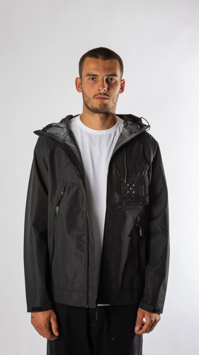 Look complet avec veste Pop Trading Company taille L portée par un homme d'1m89