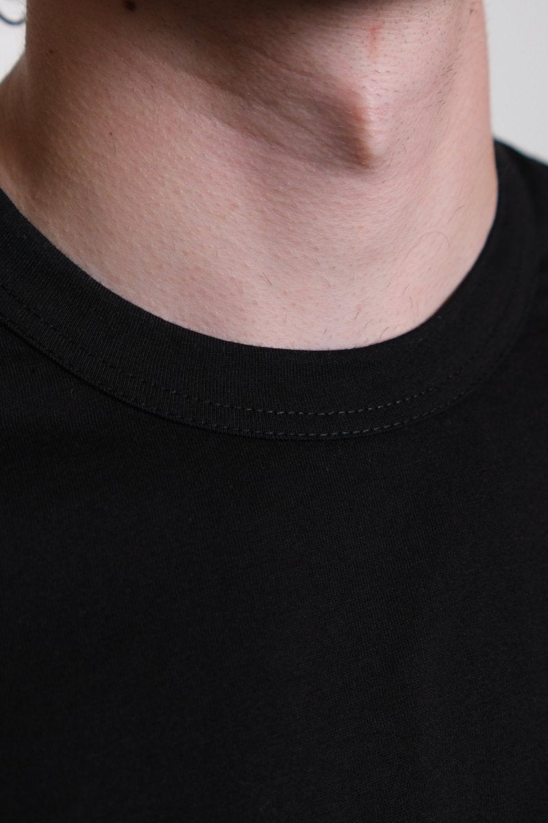 FQ-T003-S26 MENS T-SHIRT KNIT -  BLACK COMME DES GARÇONS SHIRT - détail col — photo 4