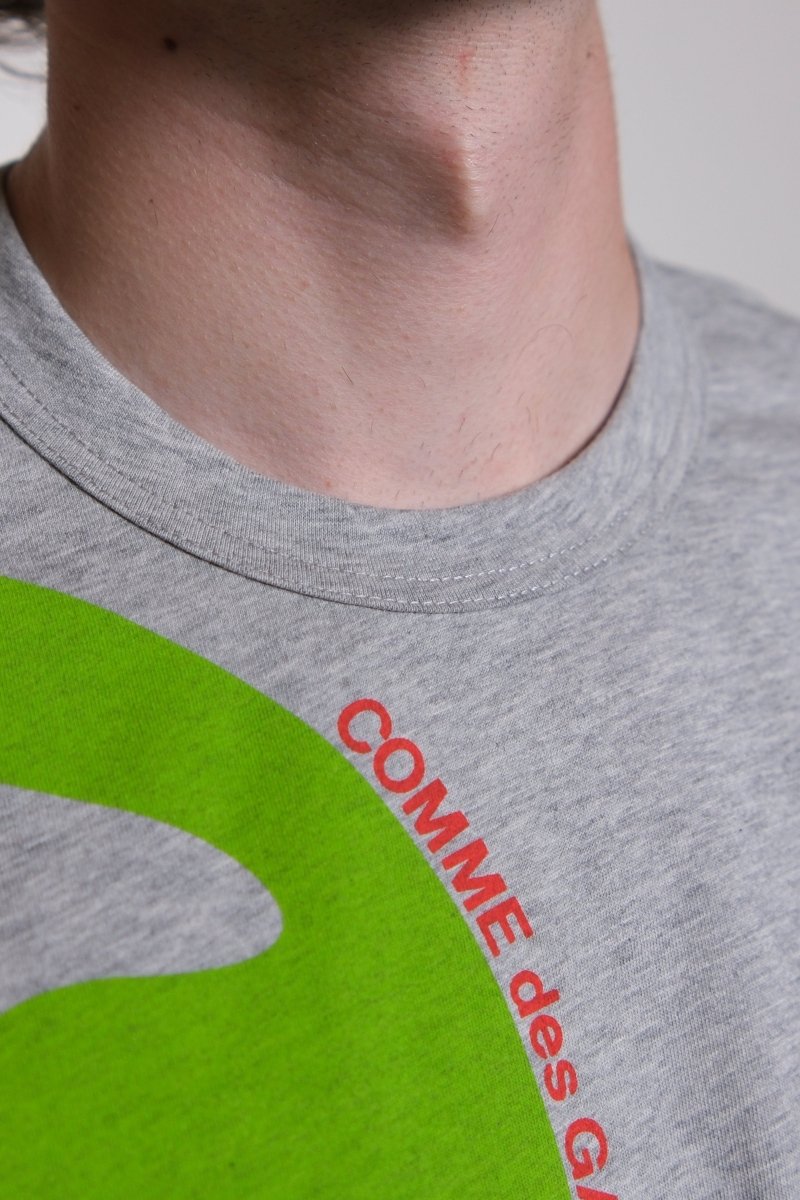 Men's Graphic Printed T-Shirt GREY COMME DES GARÇONS SHIRT - détail col — photo 4