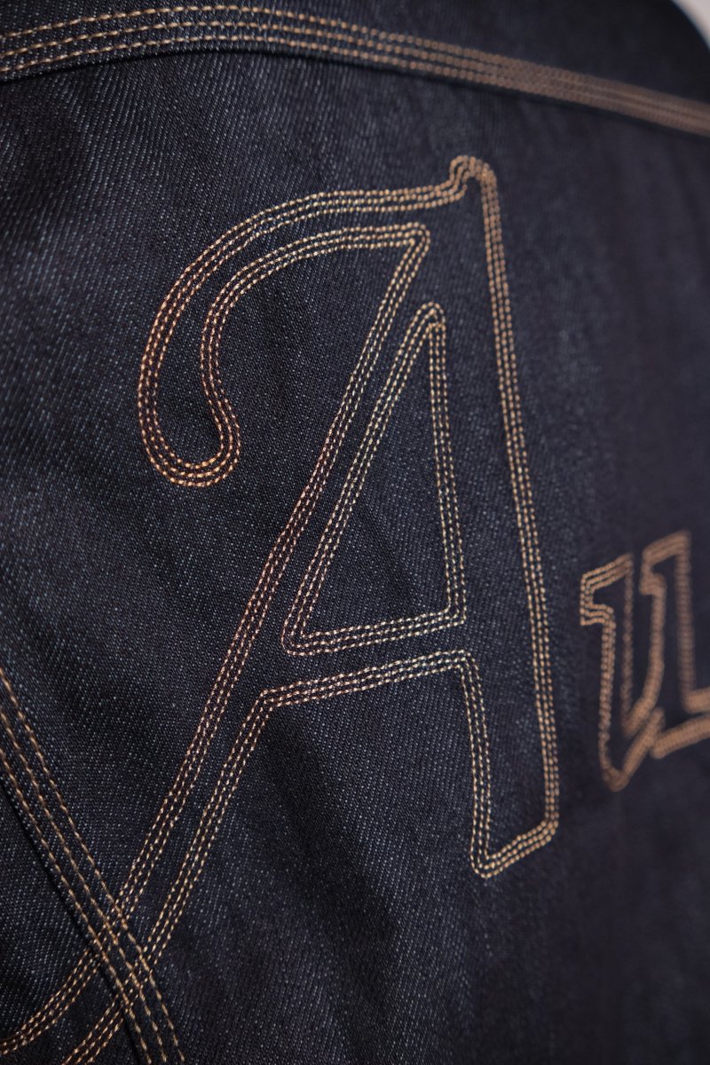 Raw Denim Trucker Jacket x Aura - vue rapprochée