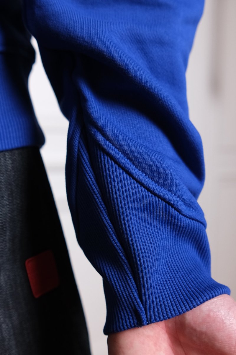 THE NEW ORIGINALS CREWNECK - Blue THE NEW ORIGINALS - détail broderie