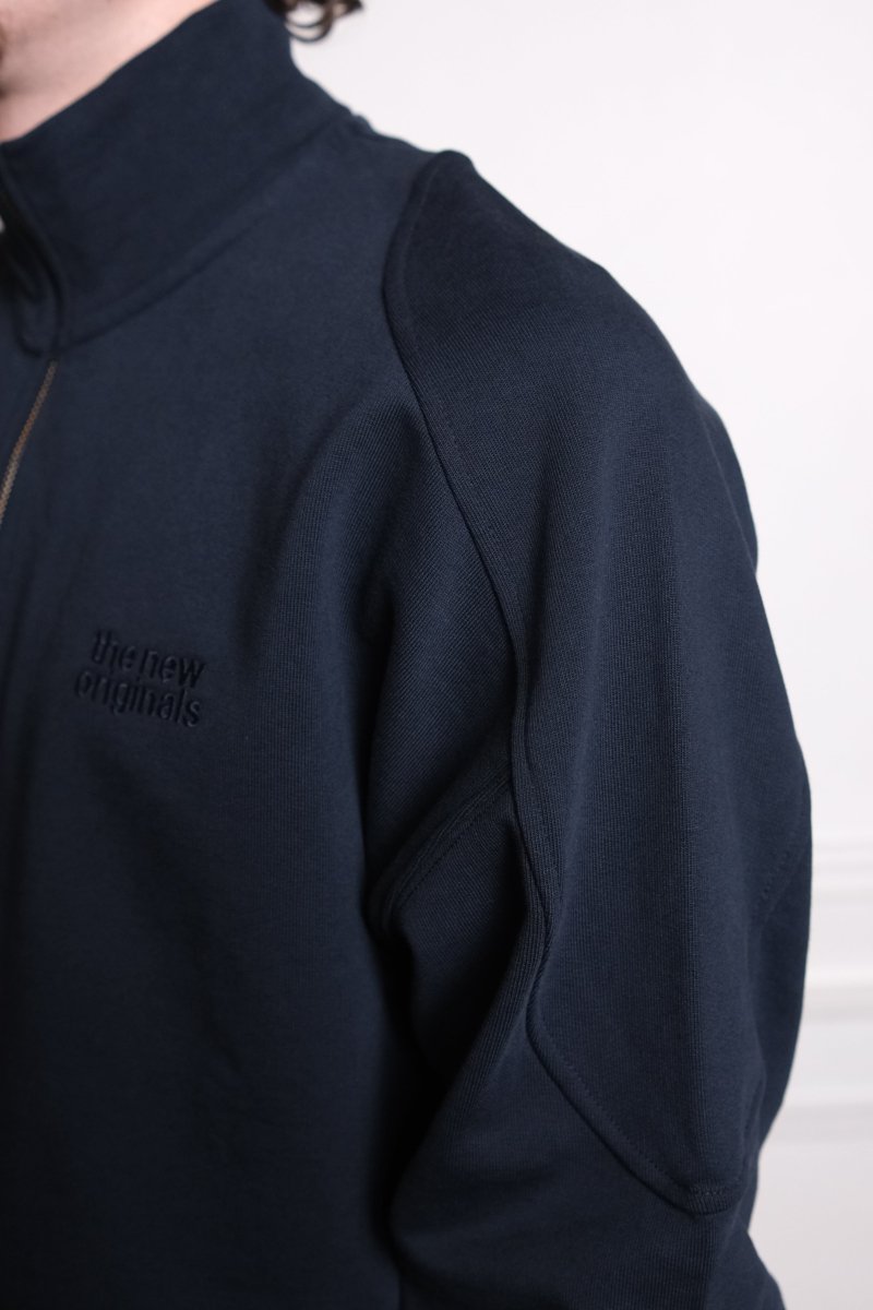 EMBLEM HALF-ZIP SWEATER - Navy THE NEW ORIGINALS - détail zip et col