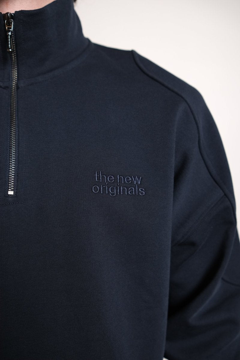 EMBLEM HALF-ZIP SWEATER - Navy THE NEW ORIGINALS - détail broderie logo