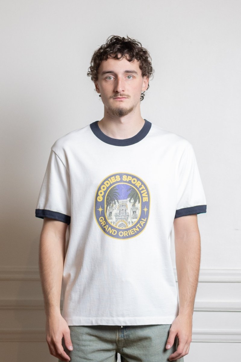 Goodies Sportive Grand Oriental Ringer Tee porté de face — photo 1