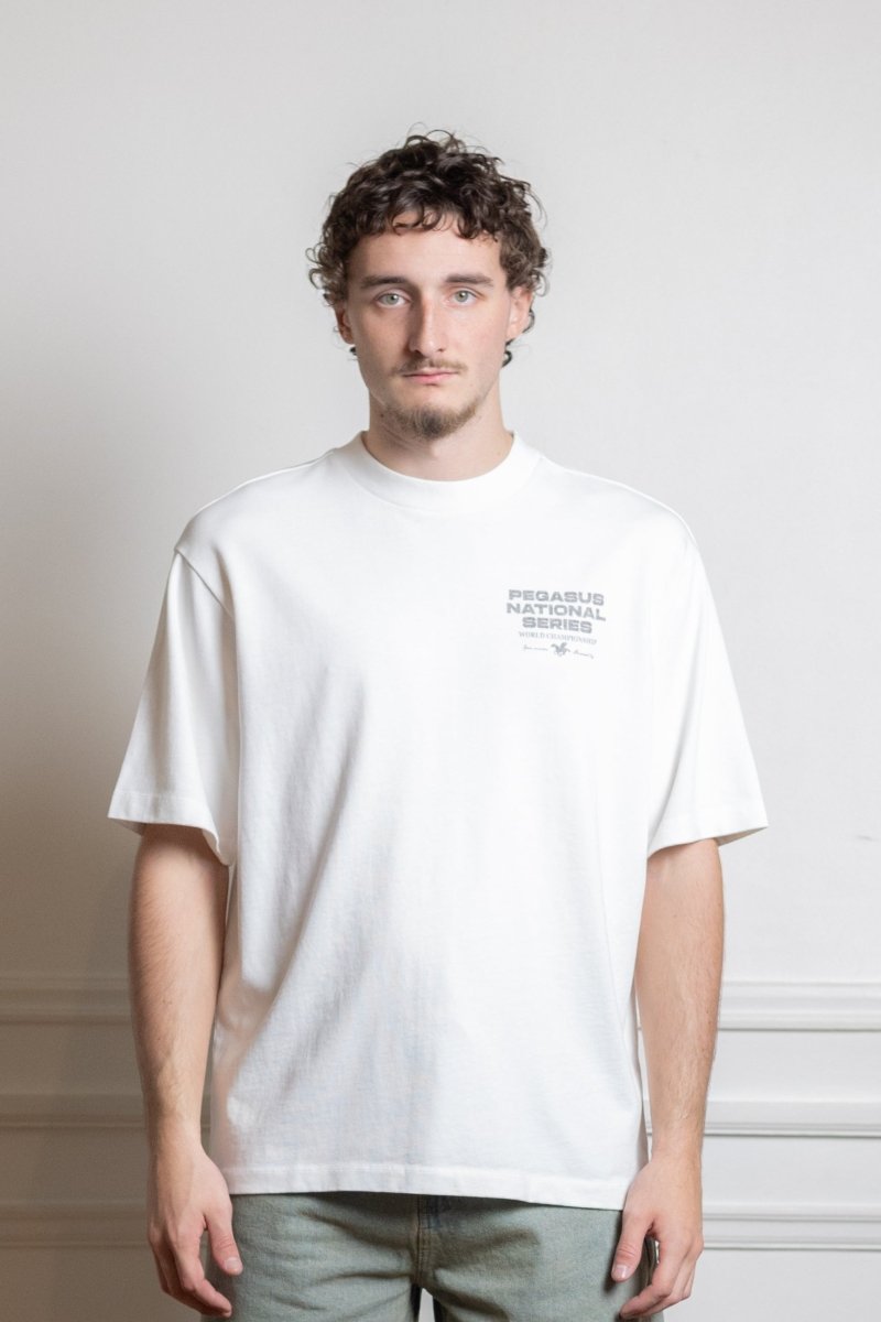 Goodies Sportive Pegasus Series White Tee porté de dos