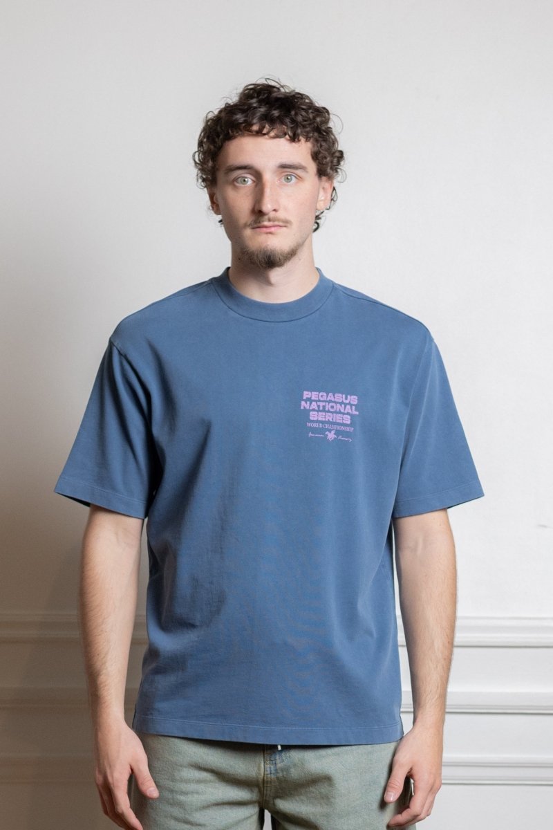 Goodies Sportive Pegasus Series Blue Tee porté de face