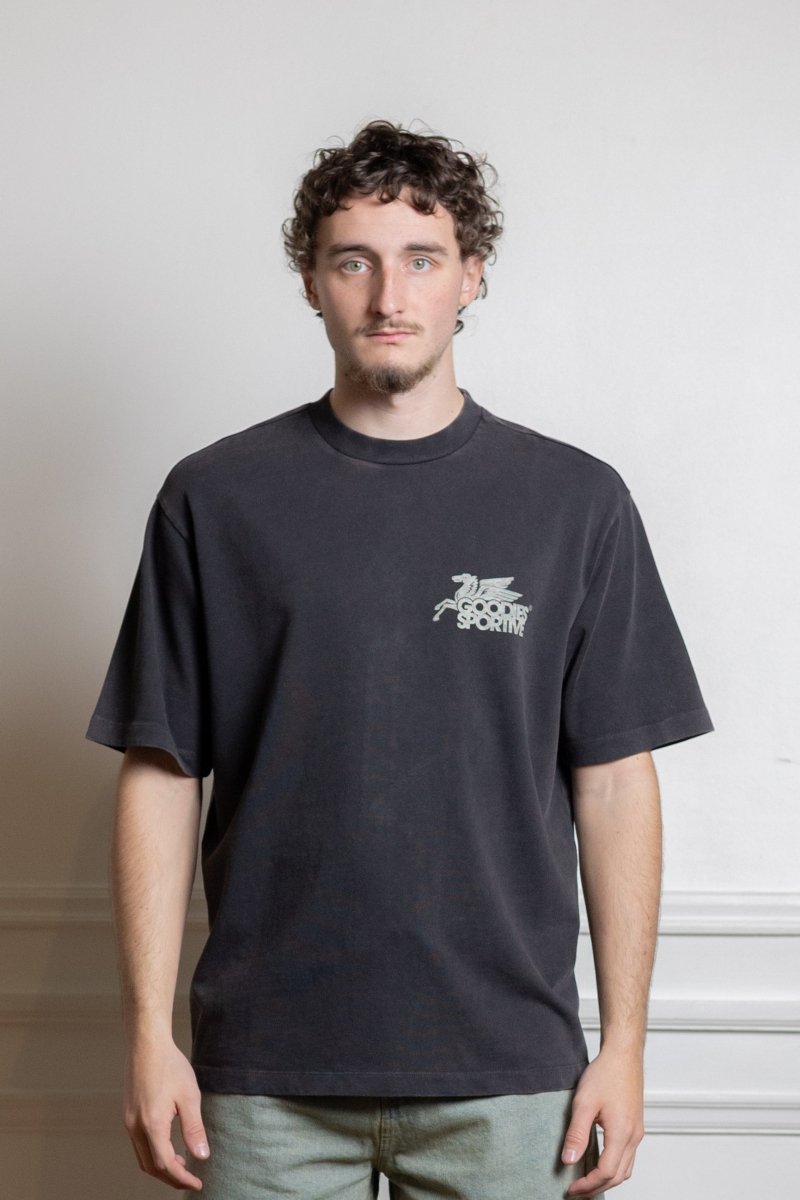 Goodies Sportive Dusty Premium Pegasus Tee porté de dos