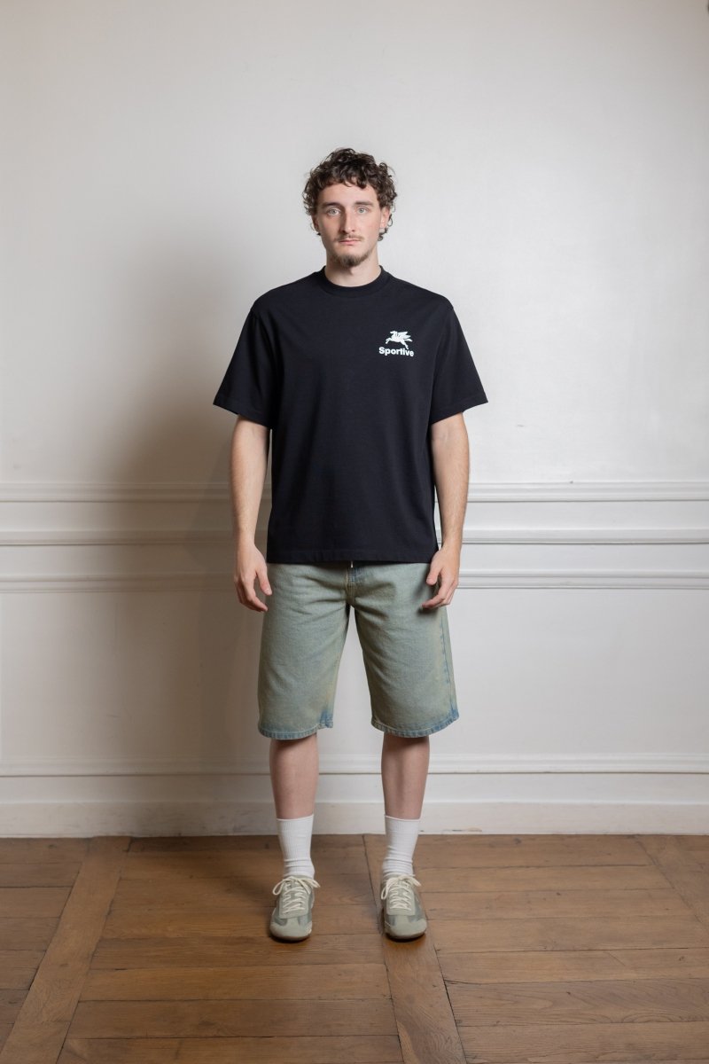 Goodies Sportive Pegasus Black Tee porté de face