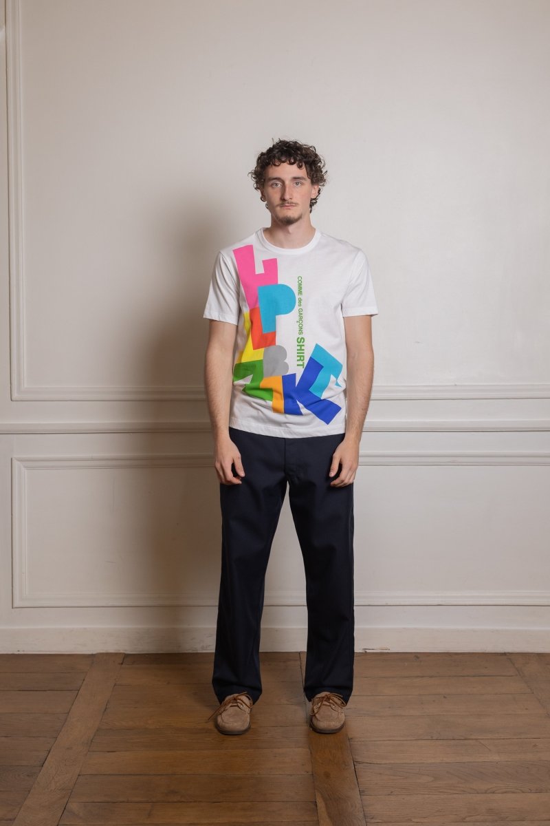 Men's Graphic Printed T-Shirt WHITE COMME DES GARÇONS SHIRT - vue de face portée — photo 1
