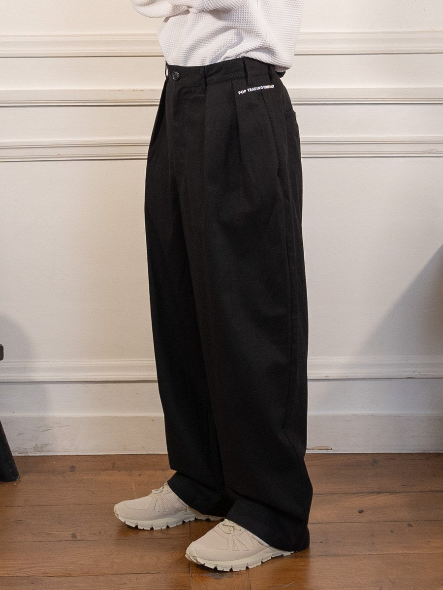 boat pants - black - Pop Trading Company - vue de profil portée