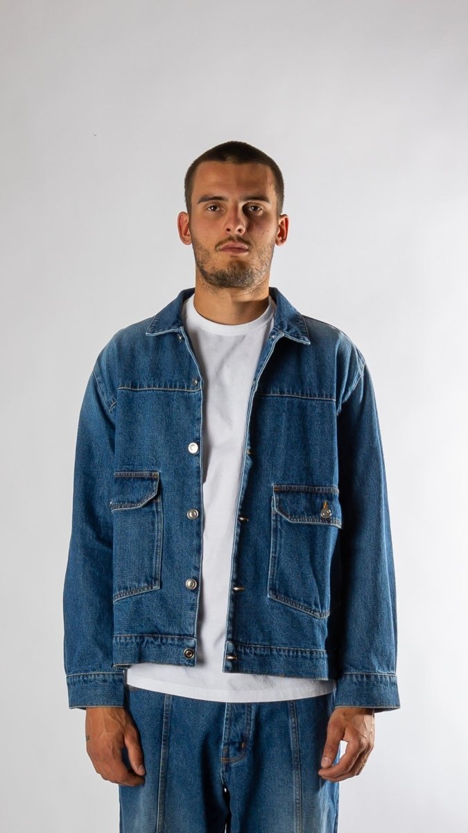 Homme portant une veste en denim coupe boxy Pop Trading Company
