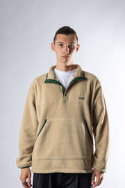 Texture polaire douce beige et col boutonné disponible magasin vêtement gorpcore Rennes rue Chateaurenault