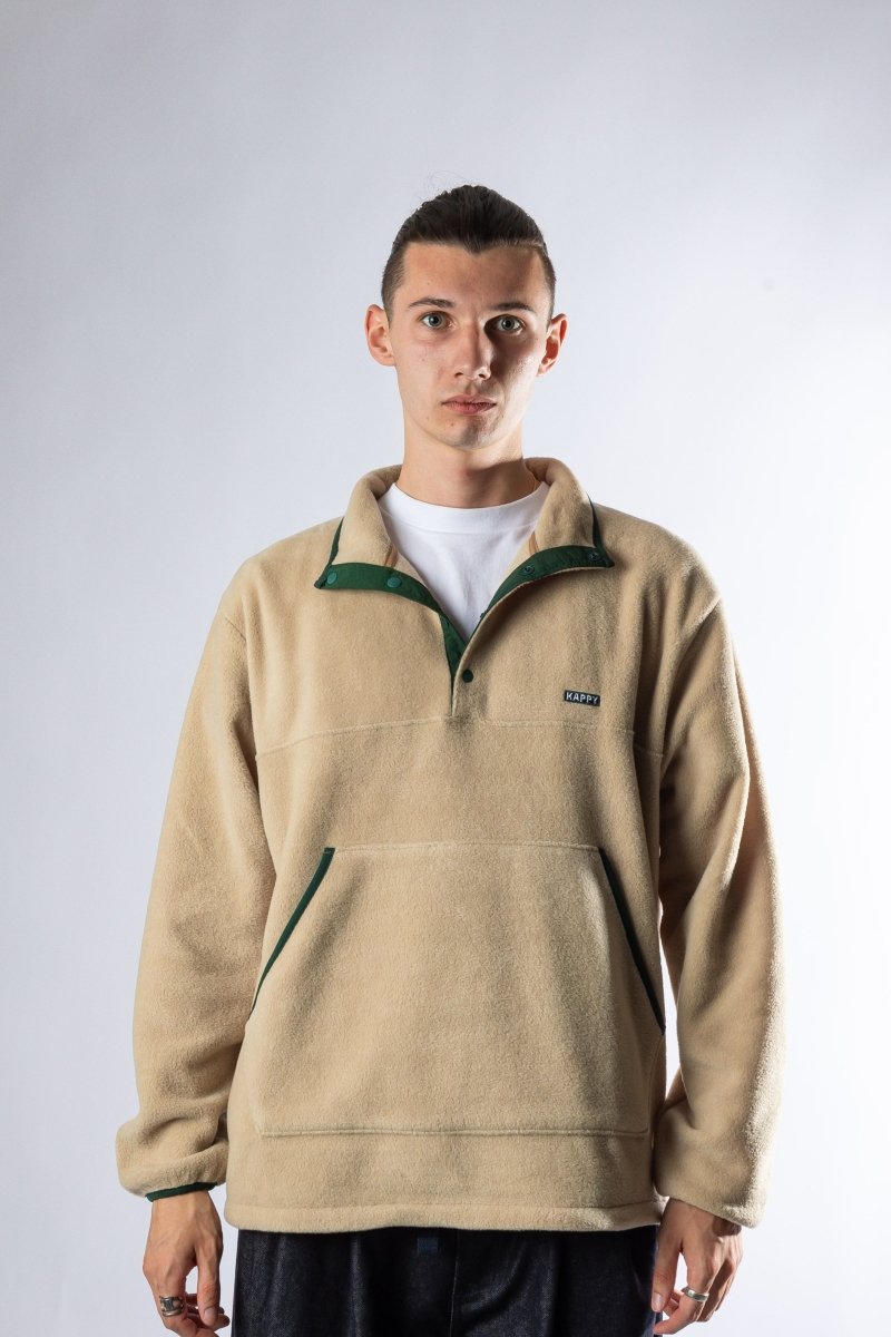 Texture polaire douce beige et col boutonné disponible magasin vêtement gorpcore Rennes rue Chateaurenault