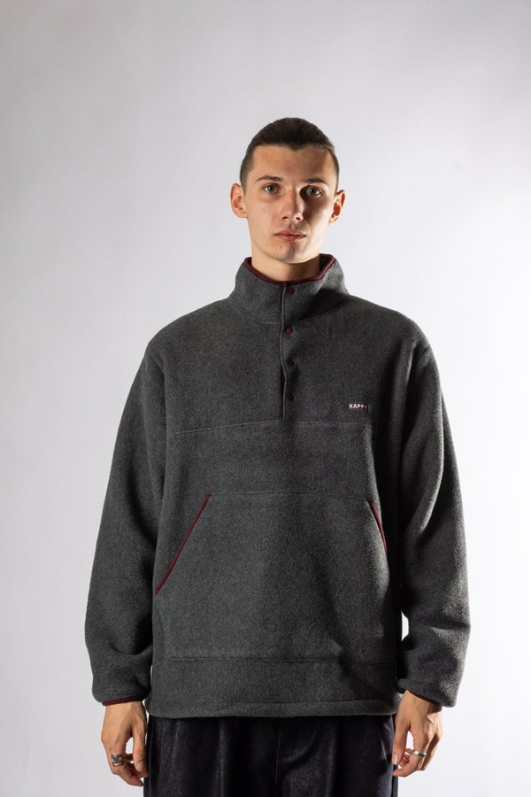 Texture polaire douce gris foncé et col boutonné disponible magasin vêtement gorpcore Rennes rue Chateaurenault