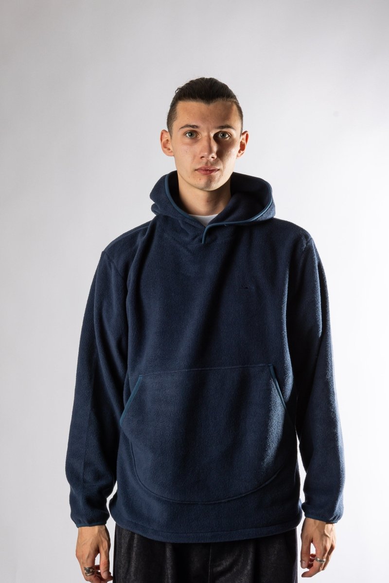 Texture polaire douce navy et col boutonné disponible magasin vêtement gorpcore Rennes rue Chateaurenault