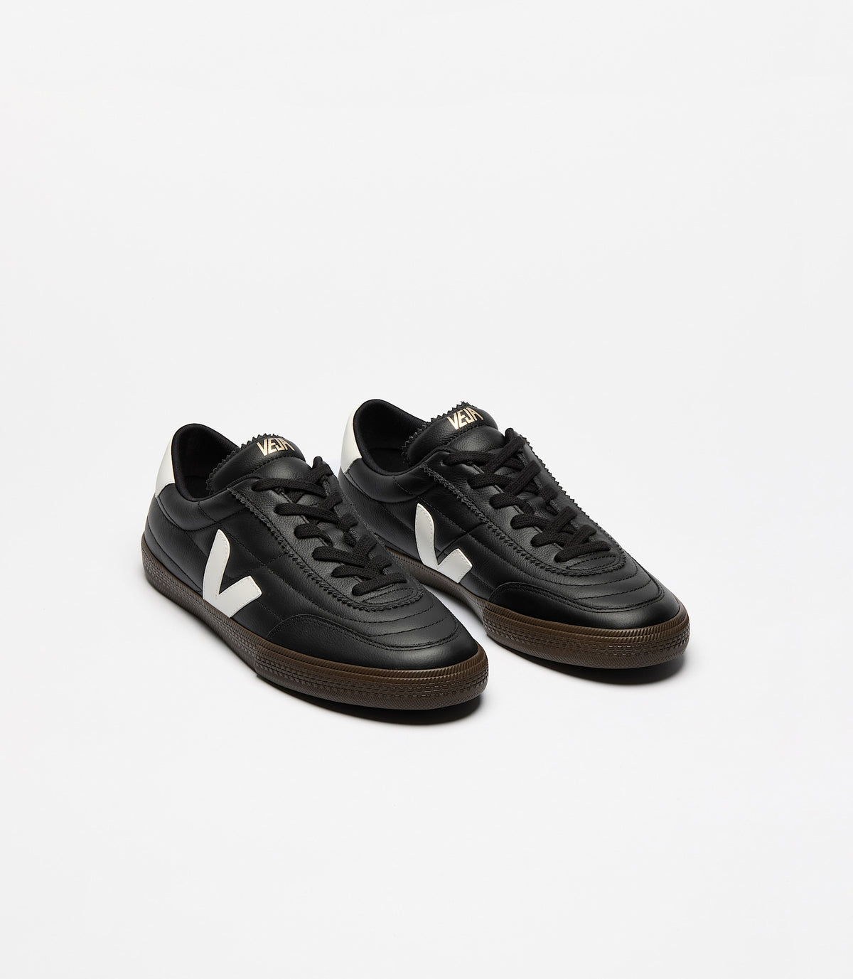 Veja Panenka cuir Organic Traced noir et blanc, détail du logo V — photo 2