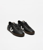Veja Panenka cuir Organic Traced noir et blanc, détail du logo V