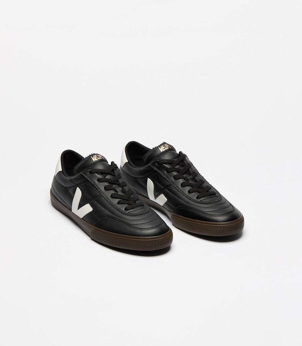 Veja Panenka cuir Organic Traced noir et blanc, détail du logo V