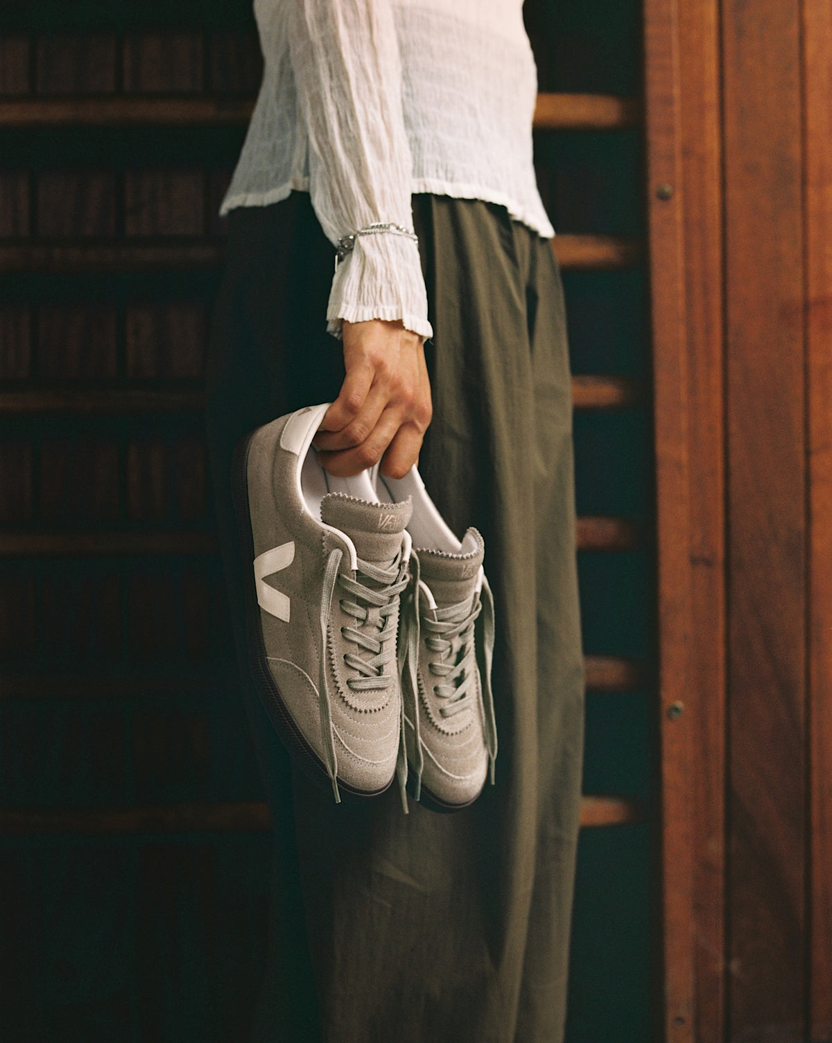 Veja Panenka Suede Taupe Pierre Bark, vue de trois quarts — photo 8