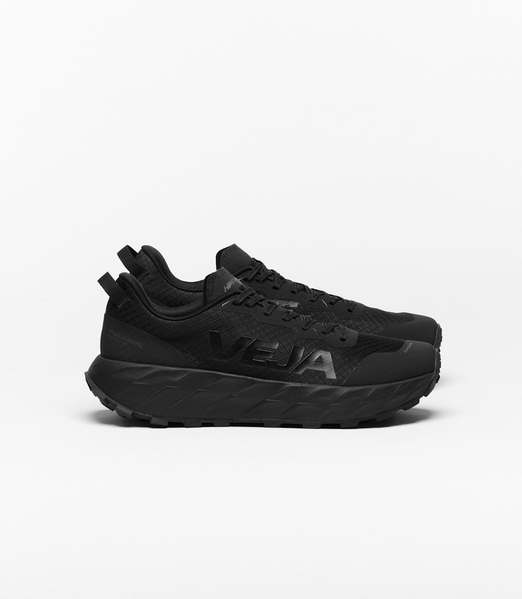 Chaussure de trail Veja Harpie Trail AeroShell Full Black, vue de profil