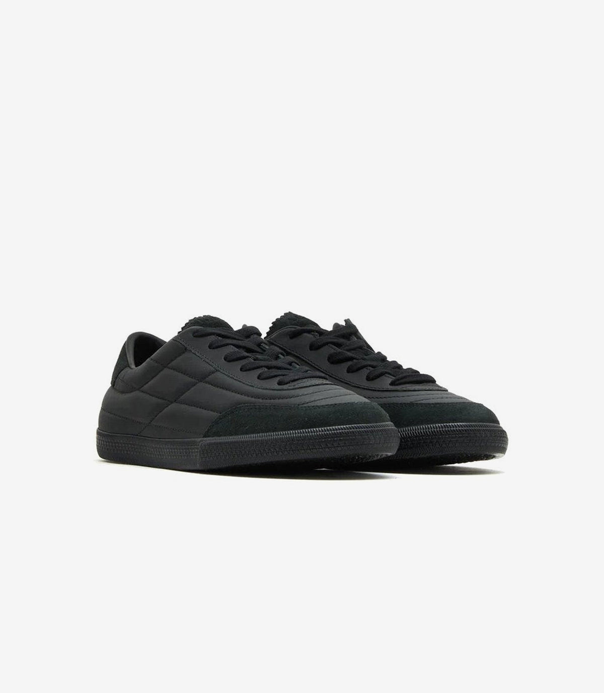 Veja x Arpenteur Panenka noire, la paire vue de trois quarts — photo 2