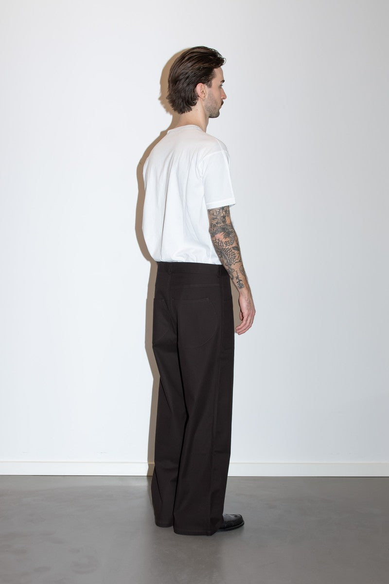 Pantalon vous décidez Curve Pants marron foncé porté, vue de trois quarts dos — photo 5