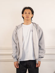 Le hoodie zippé Signature gris - Walk in Paris - vue de face portée