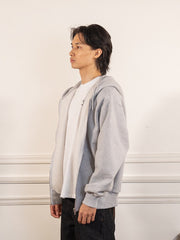 Le hoodie zippé Signature gris - Walk in Paris - vue de profil portée