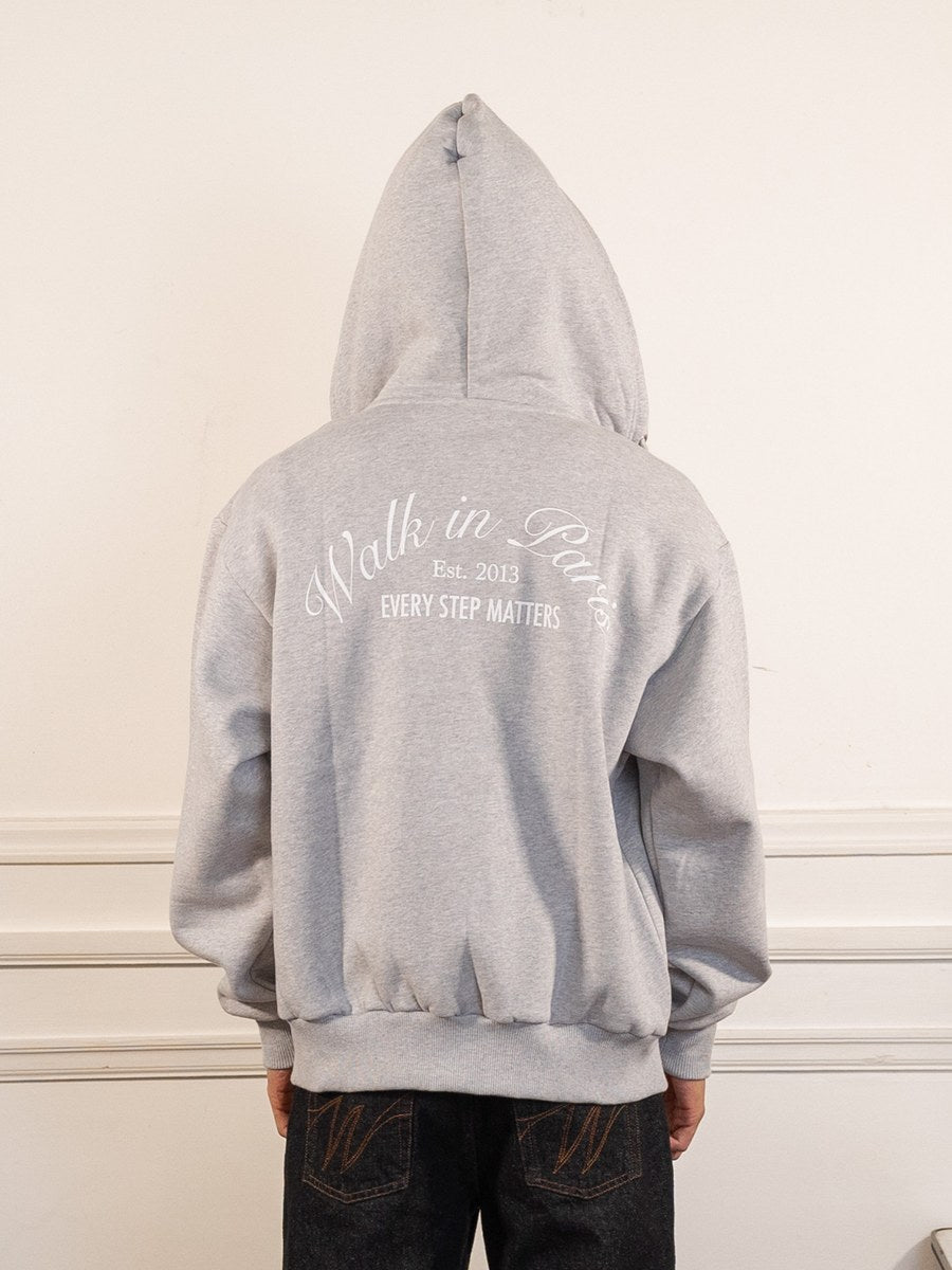 Le hoodie zippé Signature gris - Walk in Paris - vue de dos portée, capuche relevée