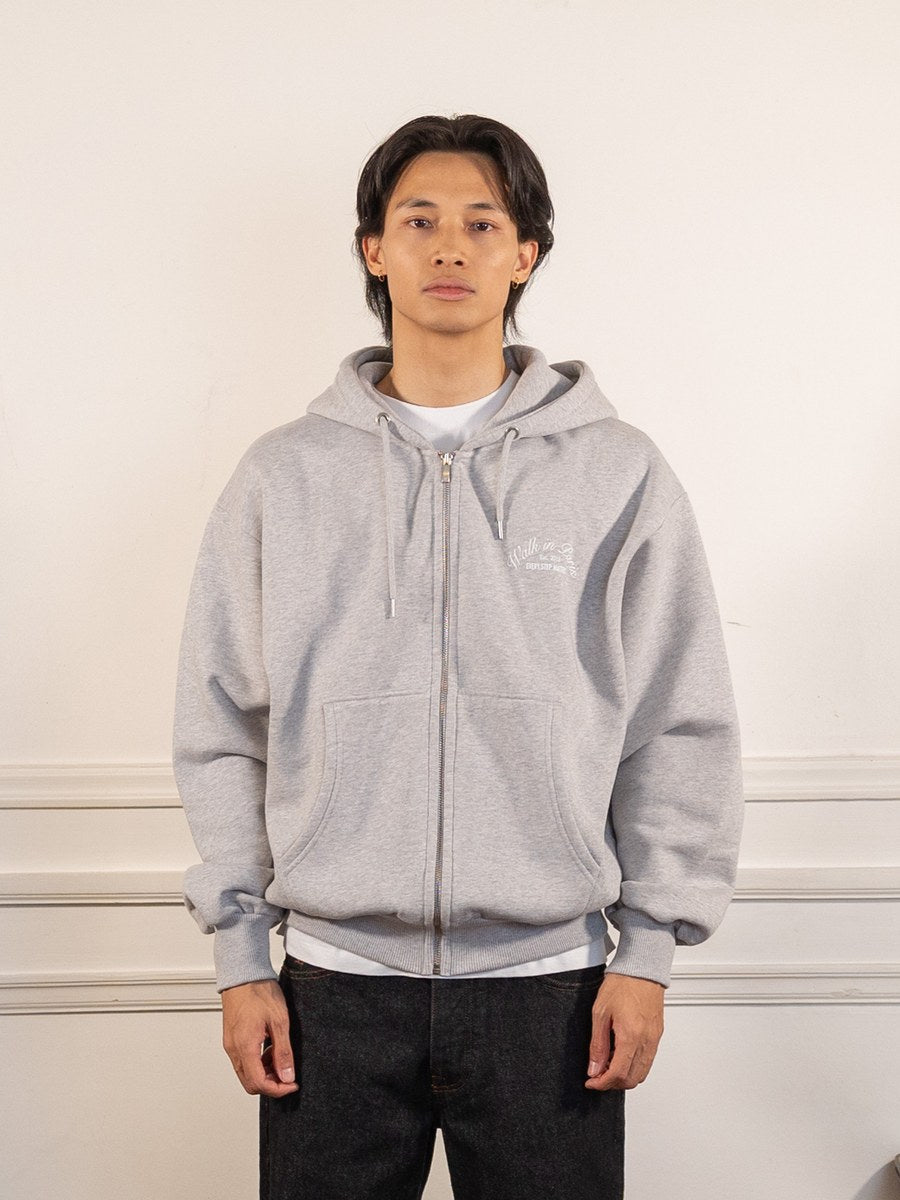 Le hoodie zippé Signature gris - Walk in Paris - vue de face portée, zip fermé