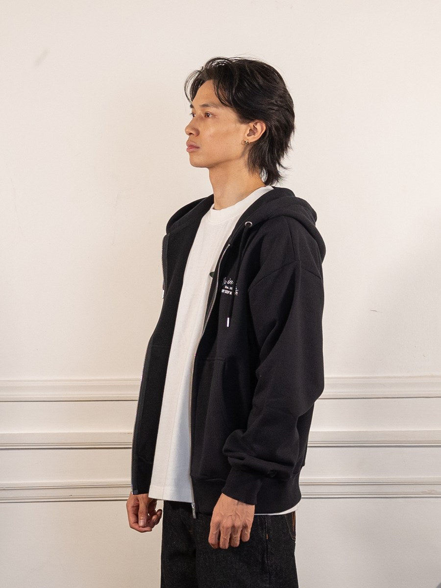 Le hoodie zippé Signature noir - Walk in Paris - vue de profil portée