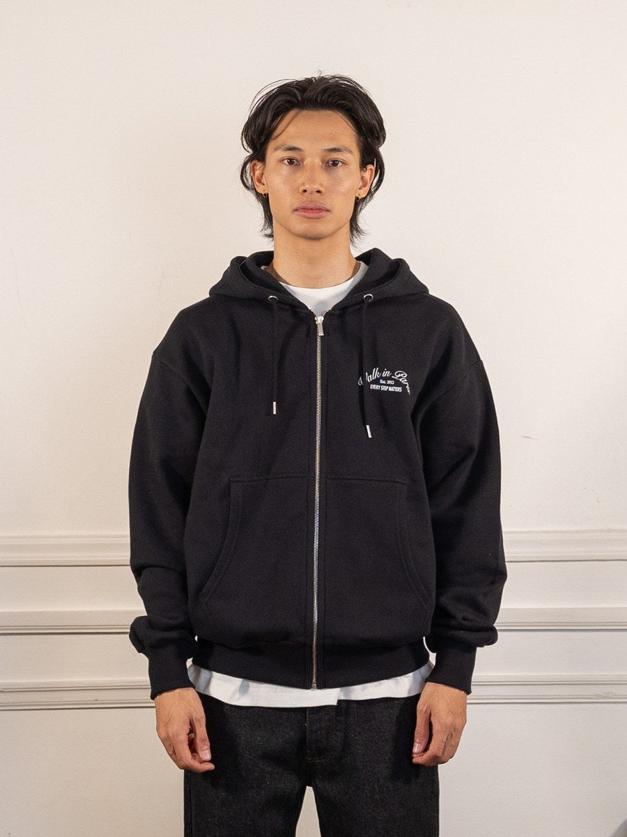 Le hoodie zippé Signature noir - Walk in Paris - vue de face portée, zip fermé