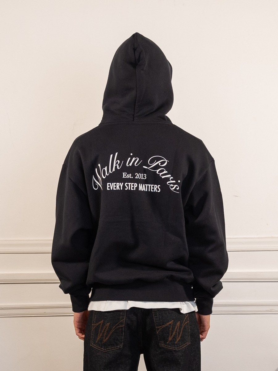 Le hoodie zippé Signature noir - Walk in Paris - vue de dos portée, capuche relevée