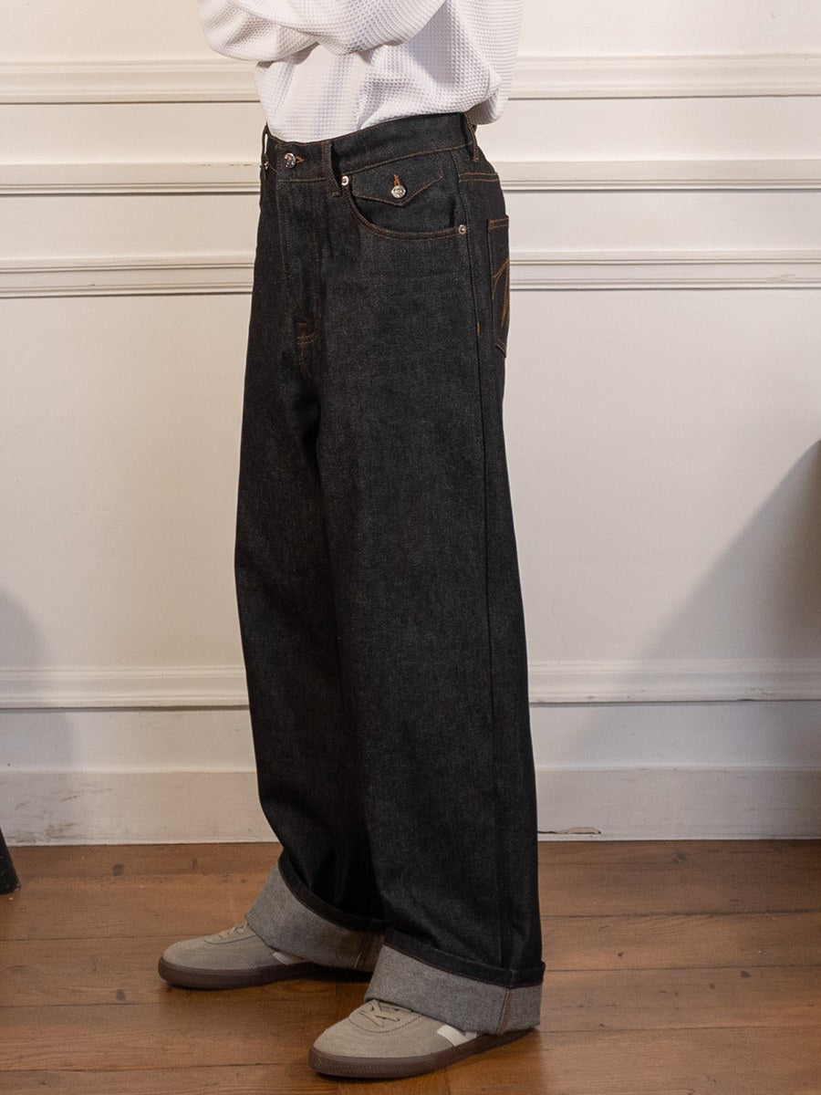 Le pantalon baggy en denim brut - Walk in Paris - vue de profil portée