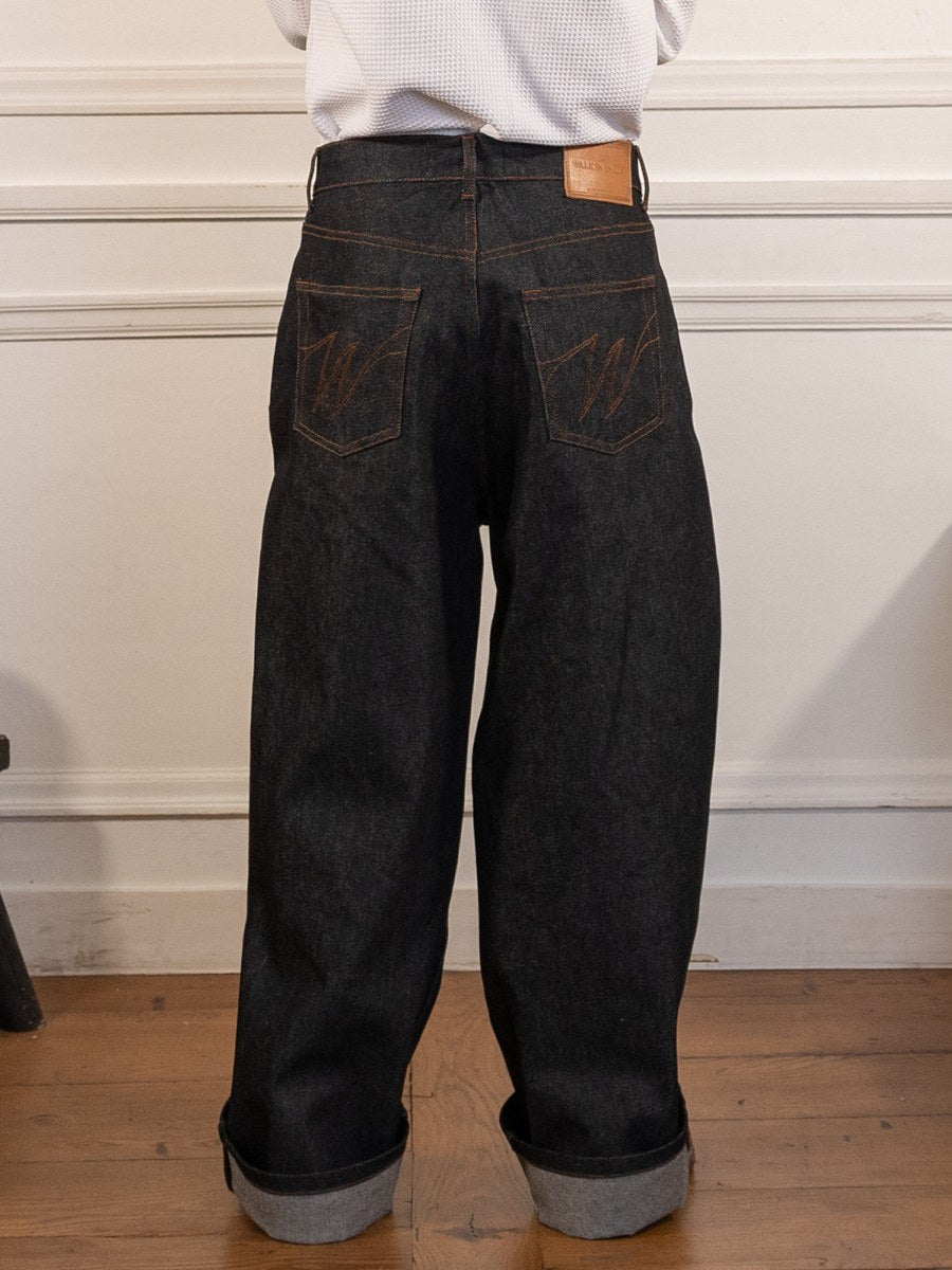 Le pantalon baggy en denim brut - Walk in Paris - vue de dos portée