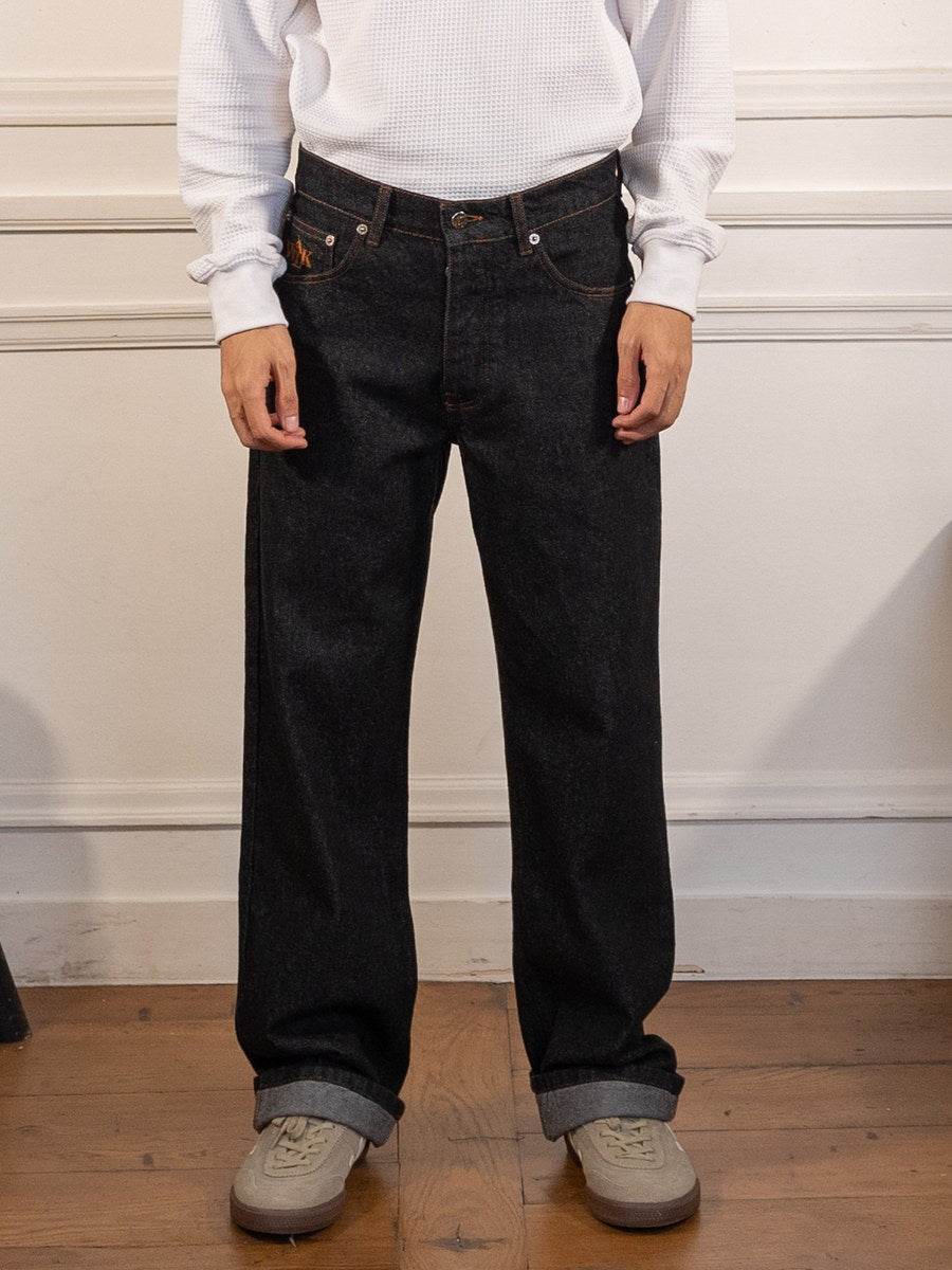 Le pantalon regular en denim brut - Walk in Paris - vue de face portée
