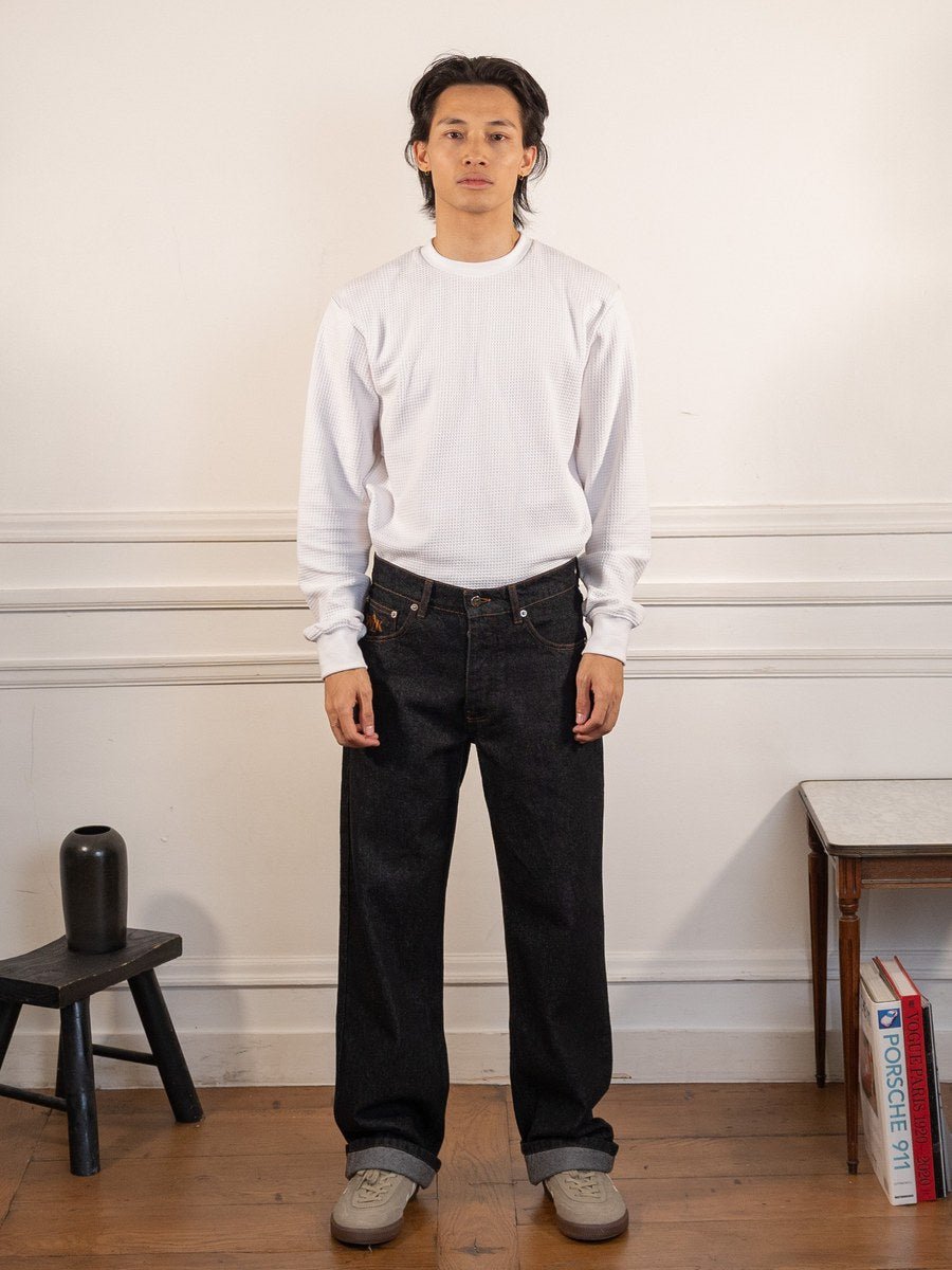 Le pantalon regular en denim brut - Walk in Paris - vue portée en pied