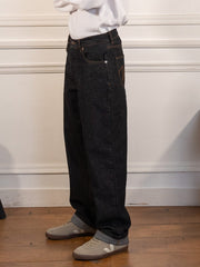 Le pantalon regular en denim brut - Walk in Paris - vue de profil portée